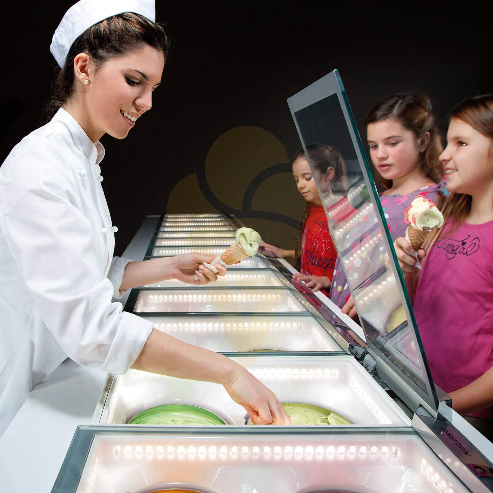 Ifi Panorama Eisverkäuferin mit Kindern